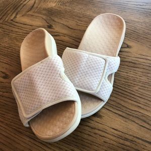 Vionic ivory cream Brindie adjustable Slide Sandal Size 8 NEW no box